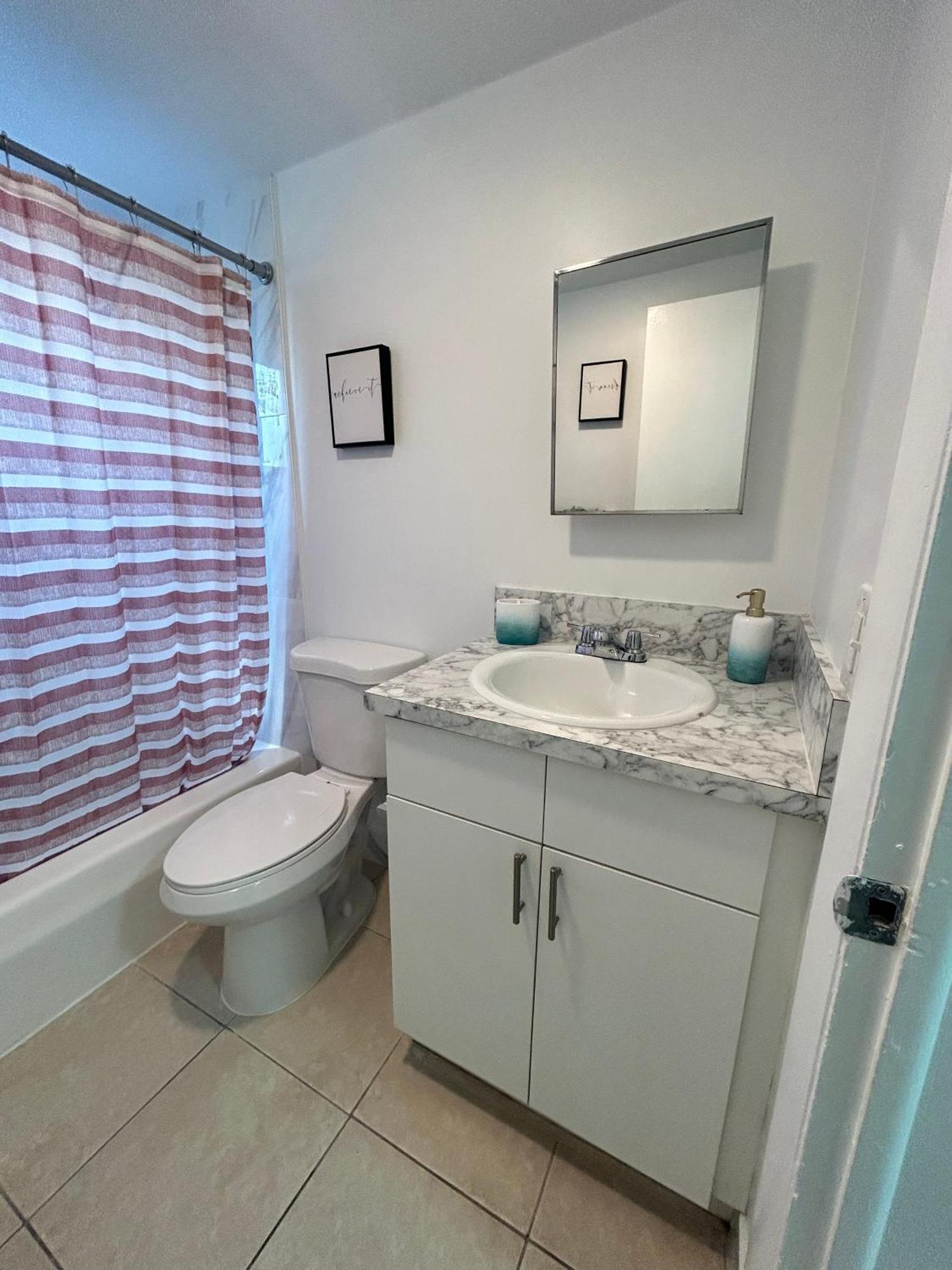 Apartment In Hollywood Close To Shops & Beach 110 エクステリア 写真