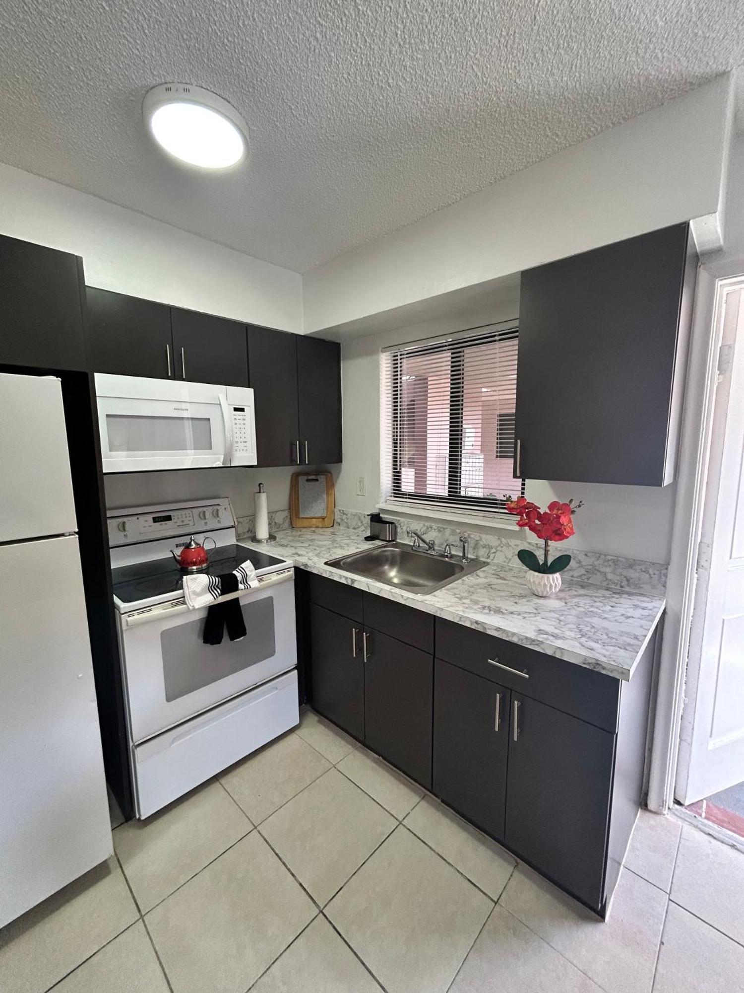 Apartment In Hollywood Close To Shops & Beach 110 エクステリア 写真