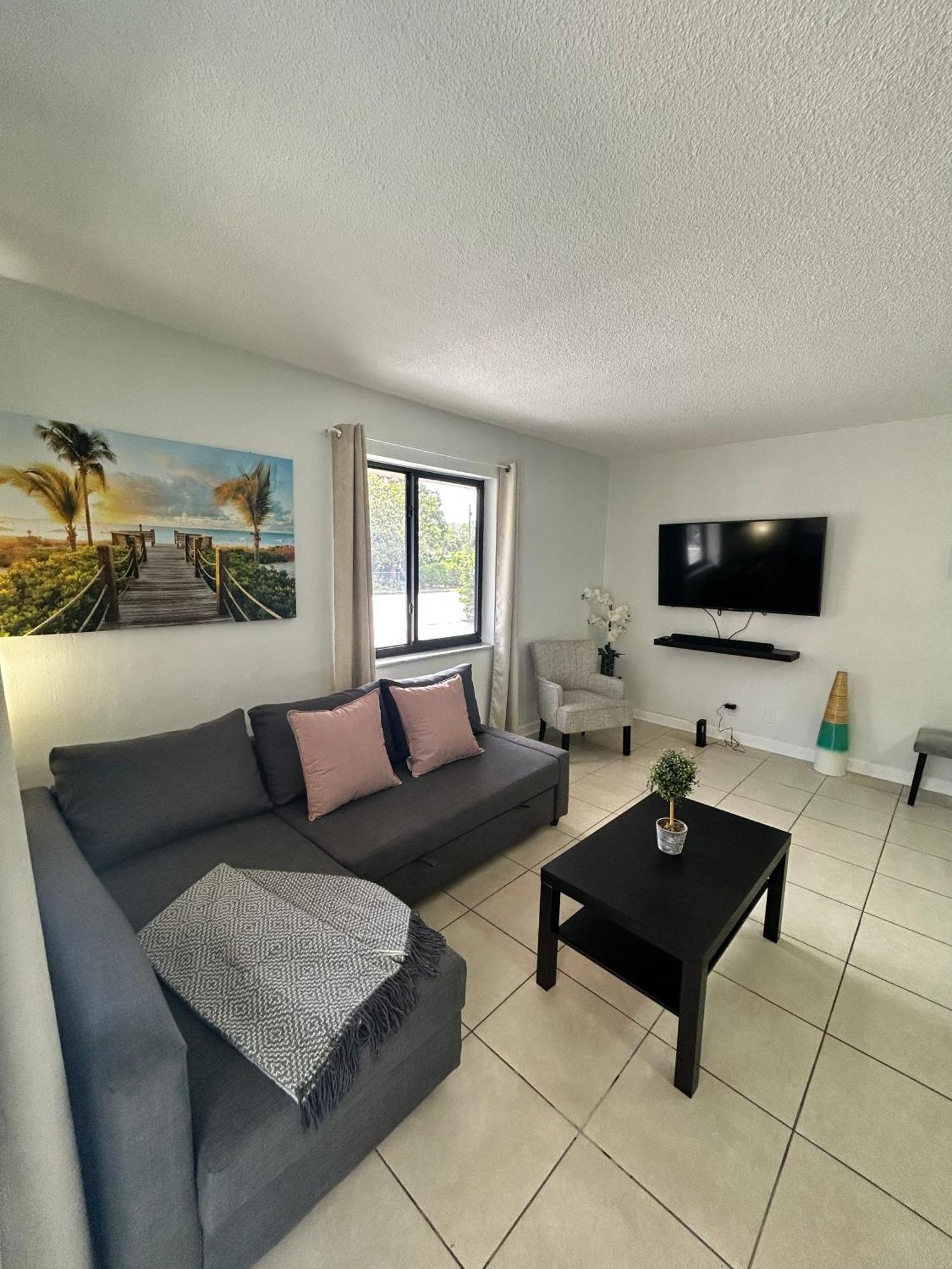 Apartment In Hollywood Close To Shops & Beach 110 エクステリア 写真